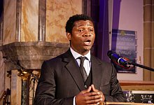 Operns&auml;nger Christian Akoa intoniert &bdquo;What A Wonderful World". - Thomas Kr&uuml;gler