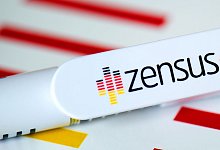 Der Schriftzug «Zensus» ist auf einem bedruckten Kugelschreiber und einem Notizblock zu lesen. - Arno Burgi/ZB/dpa