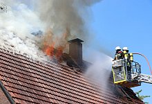 Die Flammen schlugen aus den Dach. - Ekkehard Wind