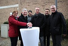 Start frei: (von links) Gudrun Kristen (Wirtschaftsf&ouml;rderung Stadt Lemgo), Dr. Reiner Austermann, Ulrich Stephanides, Roger Pettenpohl, Josef Breuers und Karl-Heinz Wintermeyer (Telekom). - Marlen Grote