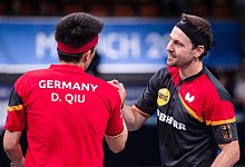 Timo Boll (r) gratuliert Dang Qiu zum Sieg. - Marius Becker/dpa