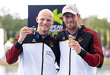 Tim Hecker (l) und Sebastian Brendel aus Deutschland freuen sich bei der Siegerehrung über die Goldmedaille. - Sven Hoppe/dpa