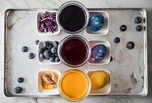 Mit Naturprodukten gefärbte Ostereier - Christin Klose/dpa-tmn