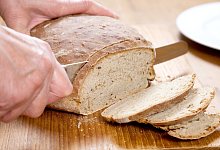 Ein Brot wird aufgeschnitten - Foto: Kai Remmers/dpa-tmn