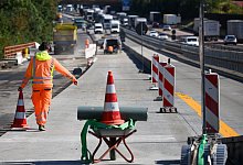 Halbseitiger Betoneinbau auf A4-Baustelle - picture alliance/dpa