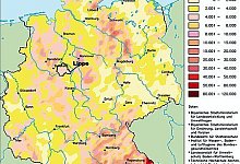 S&uuml;d-Nord-Gef&auml;lle mit einigen Ausnahmen: Diese Karte zeigt die Bodenkontamination (Becquerel pro Quadratmeter) mit dem langlebigen C&auml;sium 137 nach dem Super-Gau im 1600 Kilometer entfernten Tschernobyl. Lippe ist damals weitgehend vom "Fall-Out" verschont geblieben. Ganz anders ist die Situation in S&uuml;dbayern oder s&uuml;dlich von Schwerin. - Grafik: Bundesamt f&uuml;r Strahlenschutz