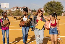 Freunde laufen &uuml;ber einen Sportplatz - Jose Carlos Ichiro/Westend61/dpa-tmn