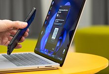 Mann scannt mit Smartphone einen QR-Code von einem Laptop - Franziska Gabbert/dpa-tmn