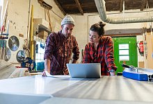 Paar arbeitet gemeinsam in einer Werkstatt - Robijn Page/Westend61/dpa-tmn