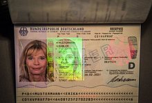 Seit Sommer vergangenen Jahres ist die Speicherung von zwei Fingerabdrücken auf dem Personalausweis Pflicht. Digitalcourage klagt dagegen jetzt auf EU-Ebene. - Michael Kappeler/dpa