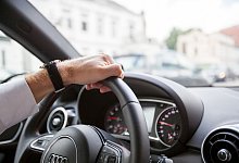 Ein Mann f&auml;hrt in einem Auto - Christin Klose/dpa-tmn