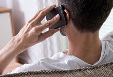 Mann telefoniert mit einem Smartphone - Christin Klose/dpa-tmn