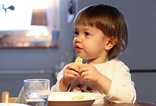 Kind beim Essen - Foto: Bodo Marks/dpa-tmn