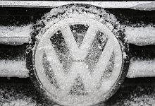 Frostiges VW-Logo - Foto: Patrick Seeger/dpa