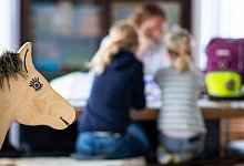 Kinder machen Hausaufgaben - Guido Kirchner/dpa/dpa-tmn