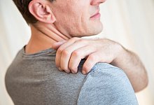 Mann kratzt sich an der Schulter - Christin Klose/dpa-tmn