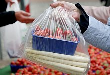 Erdbeeren und Spargel - Roland Weihrauch/dpa