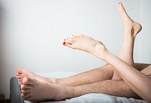 Ein Paar liegt im Bett - Christophe Gateau/dpa/dpa-tmn