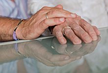 Ein homosexuelles Paar zeigt seine Eheringe - Julian Stratenschulte/dpa/dpa-tmn