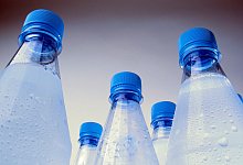 Kunststoffflaschen mit Mineralwasser - Foto: Silke Heyer/dpa-tmn