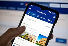 App «booking.com» ist auf einem Smartphone zu sehen - Fabian Sommer/dpa/dpa-tmn
