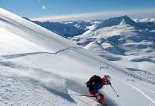 Eine Skifahrerin im Tiefschnee - Florian Sanktjohanser/dpa-tmn