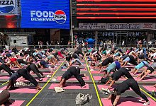 Massen-Yoga auf New Yorks Times Square - Christina Horsten/dpa