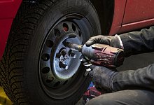 Reifenwechsel - Foto: Fabian Sommer/dpa