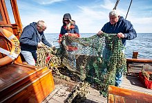 Taucher suchen nach Geisternetzen in der Nordsee - Foto: Sina Schuldt/dpa