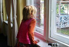 Kind am Fenster - Foto: Gero Breloer/dpa