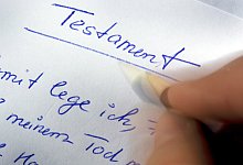Schreiben eines Testaments - Foto: Jens B&uuml;ttner