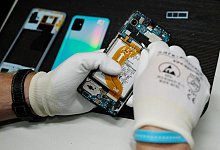 Handyreparatur - Sebastian Willnow/dpa