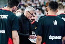 Bundestrainer Gordon Herbert gibt während einer Auszeit taktische Anweisungen. - Uwe Anspach/dpa