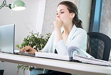 Frau arbeitet am Laptop - Christin Klose/dpa Themendienst/dpa-tmn