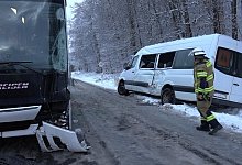 Bus-Unfall auf schneeglatter Stra&szlig;e: mehrere Leichtverletzte - -/Nord-West-Media TV/dpa