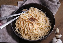 Nicht nur f&uuml;r Pasta: Knoblauch&ouml;l selber machen - Katharina Frenzel/mehr-genuss.de/dpa