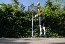 Kind spielt Basketball - Florian Schuh/dpa-tmn/dpa