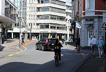 Gleich mehrere Verst&ouml;&szlig;e: Der schwarze Pkw f&auml;hrt durch die Fahrradstra&szlig;e und wechselt dann auf die Gegenfahrbahn. An der Kreuzung erwartet ihn eine rote Fahrradampel. - Wolfgang Rudolf