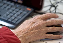 Ältere Arbeitnehmer - Tim Brakemeier/dpa