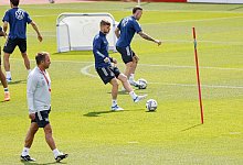 Auf dem Trainingsplatz hat Bundestrainer Hansi Flick (l) alles im Blick und duldet keinen Schlendrian. - Daniel L&ouml;b/dpa