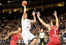 Serbiens Nikola Jokic (M) in Aktion. - Michael Schwartz/dpa