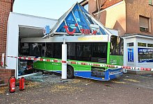 Bus kollidiert mit Auto und kracht in Reisebüro - Susanne Kußmann/dpa