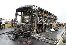 Mindestens 20 Tote nach Busunfall in Indien - -/AP/dpa