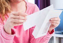 Eine Frau liest einen Brief - Christin Klose/dpa-tmn