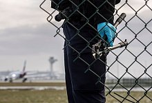 Klimaprotest am Flughafen Berlin Brandenburg - Paul Zinken/dpa