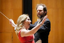 Spitzentöne und Rollenwechsel: Mezzosopranistin Anna Werle und  Dirigent David Marlow mit dem Orchester der NWD begeistern im  abwechslungsreichen Neujahrskonzert. - Thomas Krügler