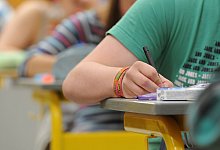 Prüfung in einer Schule - Armin Weigel/dpa