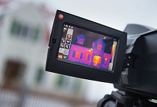 Kamera zeigt energetischen Zustand eines Hauses an - Tobias Hase/dpa-tmn