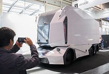 Ein autonom fahrender Elektro-LKW steht auf der Internationalen Automobil-Ausstellung IAA Transportation am Stand von Einride. - Julian Stratenschulte/dpa