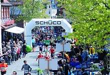 Die Partymeile in Oerlinghausen: Traditionell werden bei der Zwischenzeitnahme bei 18,4 Kilometern die Aktiven gefeiert.